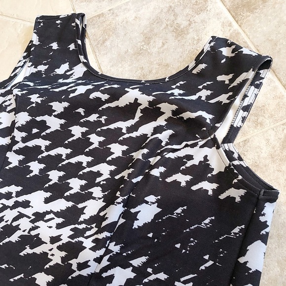 Avon open back houndstooth plaid scoop neck split back pullover sleeveless top - Picture 8 of 13